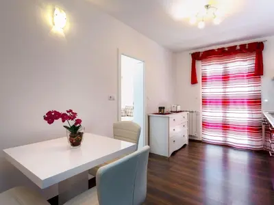 Kuhinja ili čajna kuhinja u objektu Apartment in Dugi Rat mit Großer Terrasse by Interhome