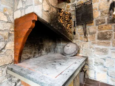 Oprema za roštilj dostupna gostima vikendica