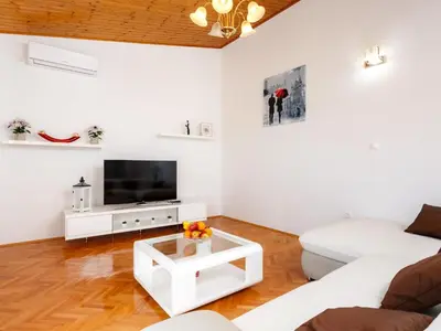 TV i/ili zabavni centar u objektu Holiday Home in Srinjine mit Privatem Pool by Interhome