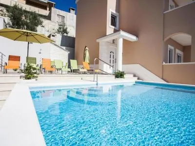Bazen u objektu Apartment in Dugi Rat mit Großer Terrasse by Interhome ili u blizini