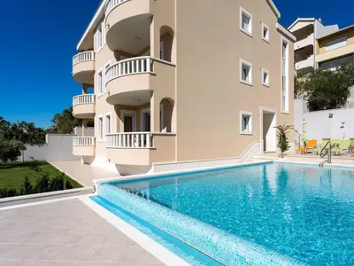 Bazen u objektu Apartment in Dugi Rat mit Großer Terrasse by Interhome ili u blizini