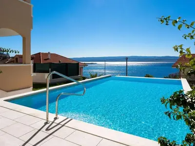 Bazen u objektu Apartment in Dugi Rat mit Großer Terrasse by Interhome ili u blizini