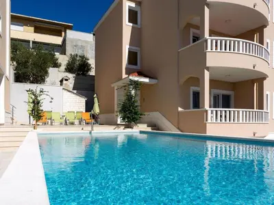 Bazen u objektu Apartment in Dugi Rat mit Großer Terrasse by Interhome ili u blizini