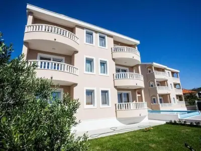 Bazen u objektu Apartment in Dugi Rat mit Großer Terrasse by Interhome ili u blizini