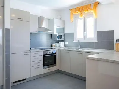 Kuhinja ili čajna kuhinja u objektu Apartment in Dugi Rat mit Großer Terrasse by Interhome