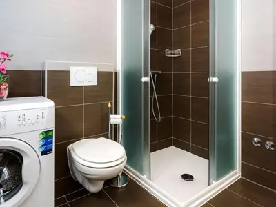 Kupaonica u objektu Apartment in Dugi Rat mit Großer Terrasse by Interhome
