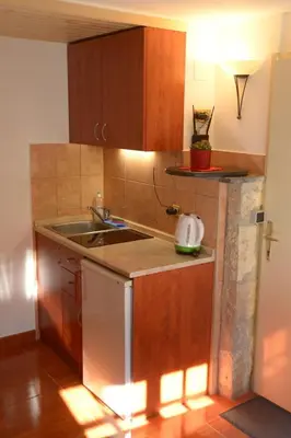 Kuhinja ili čajna kuhinja u objektu Apartment Kleine Wohnung in Omiš mit Privatem Balkon by Interhome