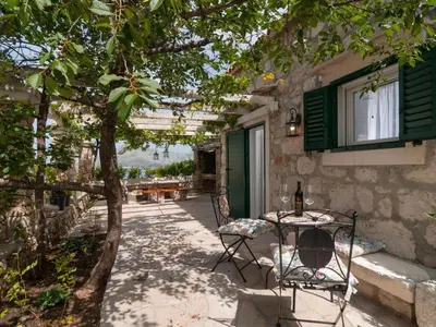 Vrt u objektu Apartment Große Ferienwohnung in Omiš mit Privatem Balkon by Interhome