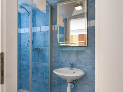Kupaonica u objektu Apartment Große Ferienwohnung in Omiš mit Privatem Balkon by Interhome