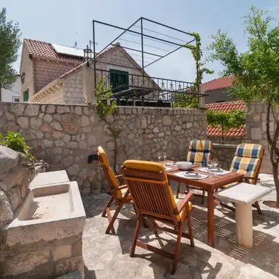 Apartment Große Ferienwohnung in Omiš mit Privatem Balkon by Interhome