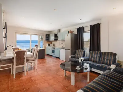 Kuhinja ili čajna kuhinja u objektu Holiday Home Mirabilis - Privates Strandhaus by Interhome