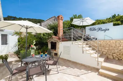 Balkon ili terasa u objektu Villa Pinija with pool, terraces and garden