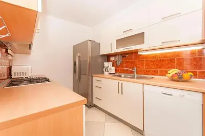 Kuhinja ili čajna kuhinja u objektu Apartments Pine and Sea