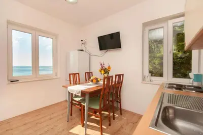Kuhinja ili čajna kuhinja u objektu Apartments Pine and Sea