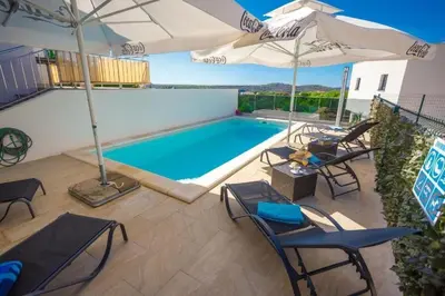 Bazen u objektu Apartments with swimming pool Milna, Brac - 24929 ili u blizini