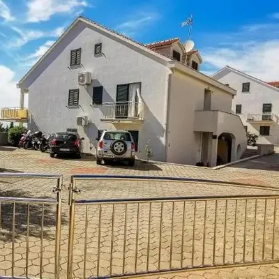 Apartments with swimming pool Milna