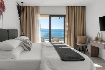 Krevet ili kreveti u jedinici u objektu NEW! Stylish Villa Collina - Stunning Sea Views, Private Pool, Top amenities