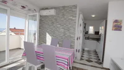 Kuhinja ili čajna kuhinja u objektu Apartman Niko by Villas Guide