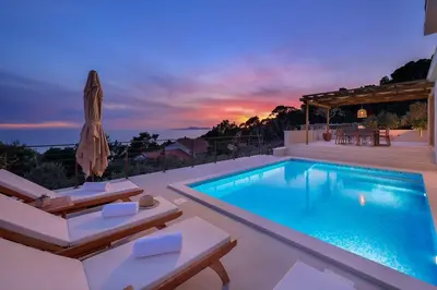 Bazen u objektu Villa Adelia ili u blizini