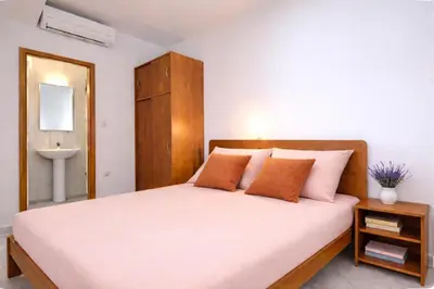 Krevet ili kreveti u jedinici u objektu Love intimate nest on the beach for 2, free parking at the house