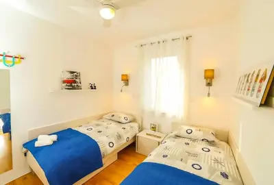 Krevet ili kreveti u jedinici u objektu 2bedroom apt, quiet neighbourhood, 300m from Beach, Apt Laura