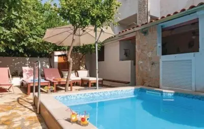 Bazen u objektu Villa Katina Supetar ili u blizini