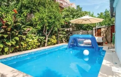 Bazen u objektu Villa Katina Supetar ili u blizini