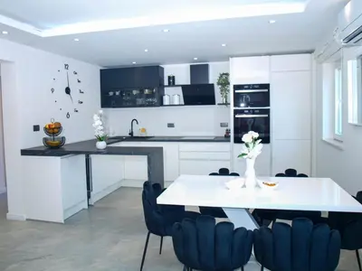 Kuhinja ili čajna kuhinja u objektu Luxury two bedroom-apartman by the see