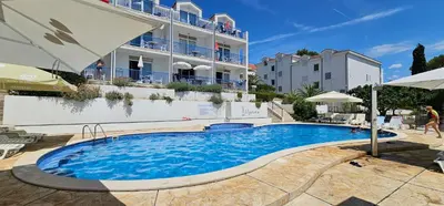 Bazen u objektu Beach front with Swimming pool, Illyria Resort Apt 101 ili u blizini