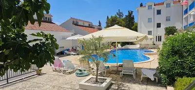 Bazen u objektu Beach front with Swimming pool, Illyria Resort Apt 101 ili u blizini