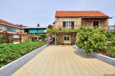 Vrt u objektu Three bedded room with an outdoor kitchen