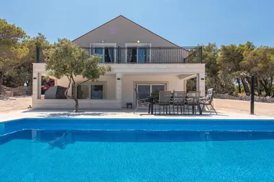 Bazen u objektu Villa Maris ili u blizini