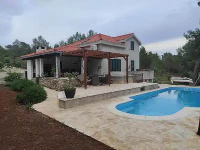 Bazen u objektu House Ivana ili u blizini