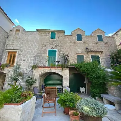 Stone House Bratuš - steps from the Beach