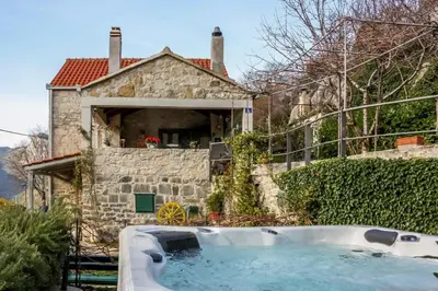 Bazen u objektu Holiday house with a parking space Svinisce, Omis - 25178 ili u blizini