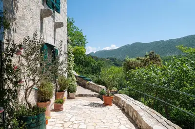 Pogled na planine ili pogled na planine iz vikendica