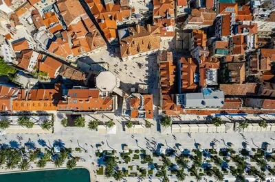 Pogled na grad 'Podstrana' ili pogled na grad iz vila