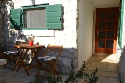 Popločani dio dvorišta ili vanjski dio objekta Apartments Larsen
