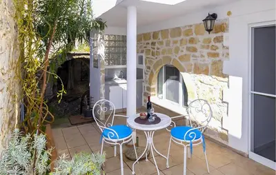 Popločani dio dvorišta ili vanjski dio objekta 1 Bedroom Awesome Apartment In Brela