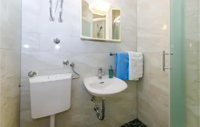 Kupaonica u objektu 1 Bedroom Awesome Apartment In Brela