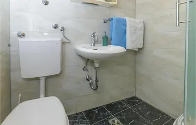 Kupaonica u objektu 1 Bedroom Awesome Apartment In Brela