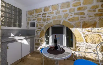 Kuhinja ili čajna kuhinja u objektu 1 Bedroom Awesome Apartment In Brela