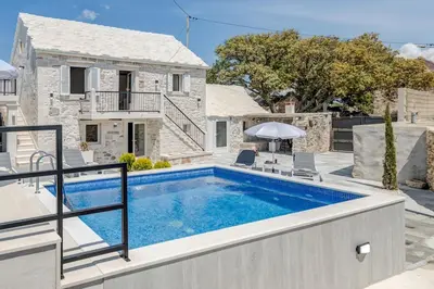 Bazen u objektu Authentic Dalmatian stone villa ili u blizini