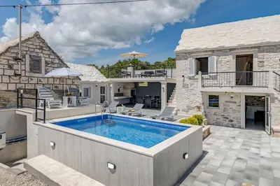 Bazen u objektu Authentic Dalmatian stone villa ili u blizini