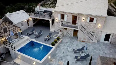 Bazen u objektu Authentic Dalmatian stone villa ili u blizini