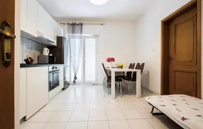 Kuhinja ili čajna kuhinja u objektu 1 Bedroom Gorgeous Apartment In Podstrana