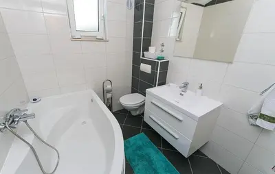 Kupaonica u objektu 1 Bedroom Awesome Apartment In Brela
