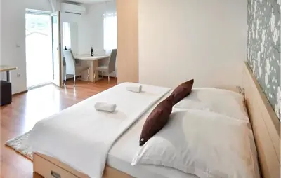 Krevet ili kreveti u jedinici u objektu Lovely Apartment In Podstrana With Wifi
