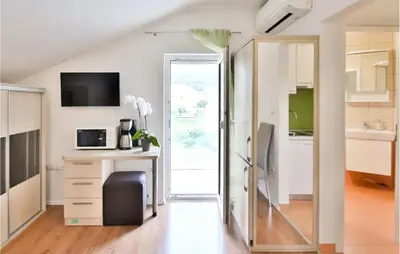 Kuhinja ili čajna kuhinja u objektu Cozy Apartment In Podstrana With Wifi