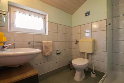Kupaonica u objektu Helvetia Sunny Apartments - Free Private Parking